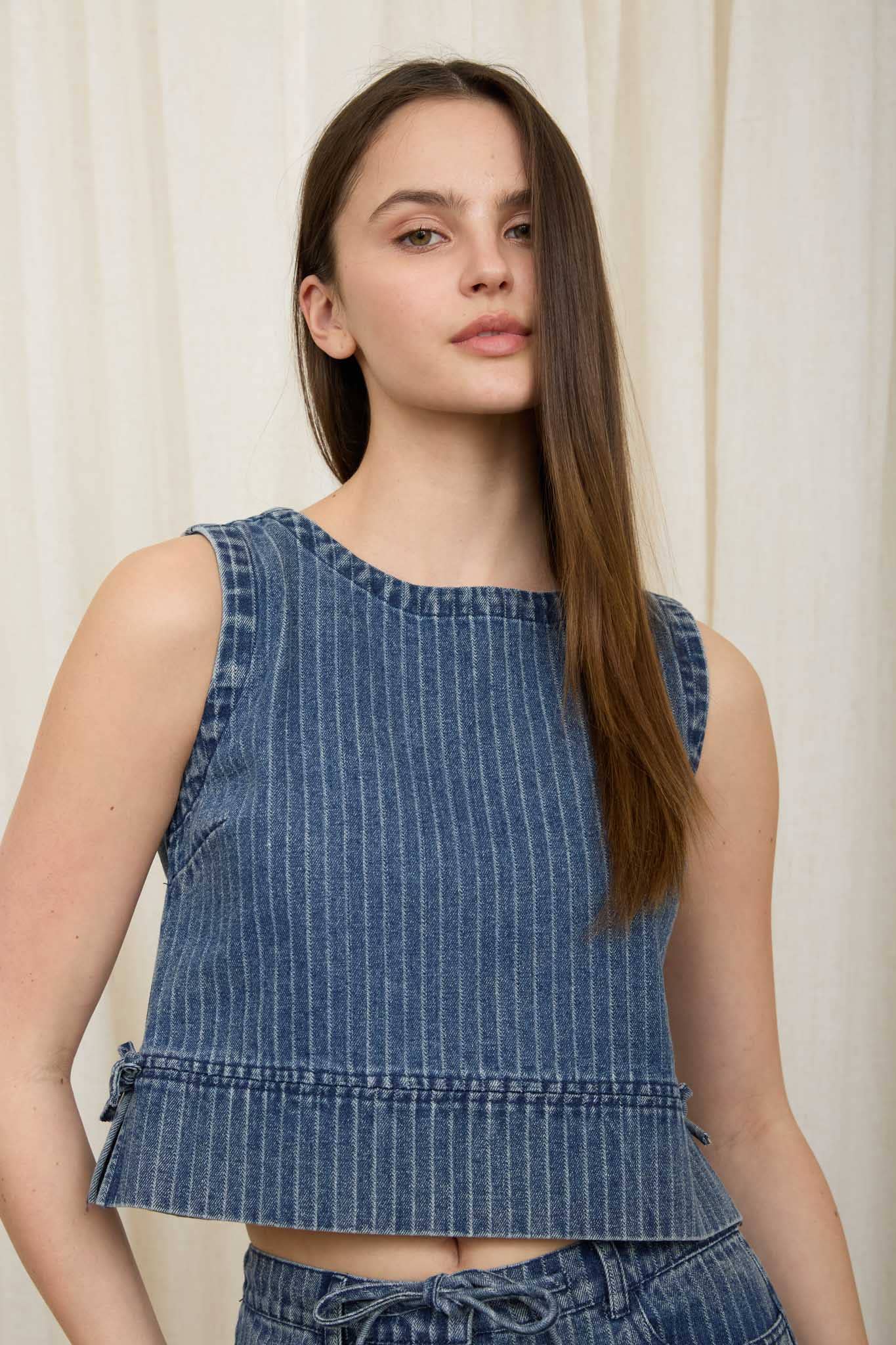 STRIPE WASHED DENIM SLEEVELESS SIDE TIE CROP TOP : DENIM - Cluff CO LLC